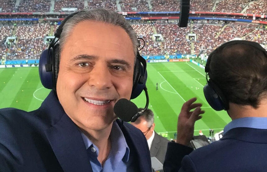 Luís Roberto em uma transmissão de futebol pela TV Globo