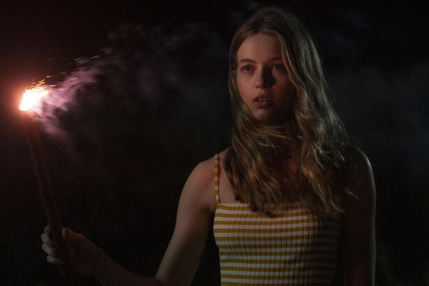 Heather Nill (Olivia Welch) com uma venda nos olhos em cena da série Panic | Imagem: Reprodução/Amazon Prime Video