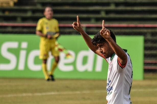 Jogador Raphael Luz comemorando gol com a camisa da Portuguesa