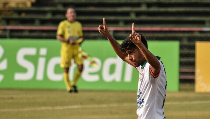Jogador Raphael Luz comemorando gol com a camisa da Portuguesa