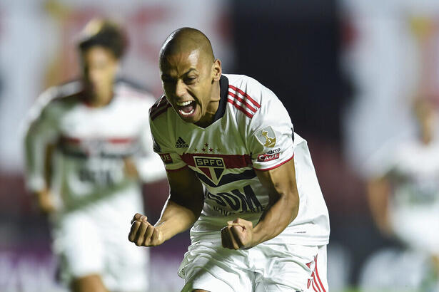 Jogador Bruno Alves comemorando um dos gols da vitória do São Paulo pela Libertadores