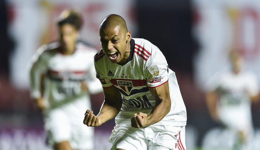 Jogador Bruno Alves comemorando um dos gols da vitória do São Paulo pela Libertadores