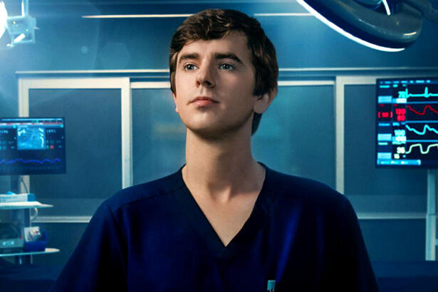 Dr. Shaun Murphy (Freddie Highmore) posa para foto no cenário da série The Good Doctor | Imagem: Reprodução/Globoplay