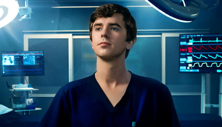 Dr. Shaun Murphy (Freddie Highmore) posa para foto no cenário da série The Good Doctor | Imagem: Reprodução/Globoplay