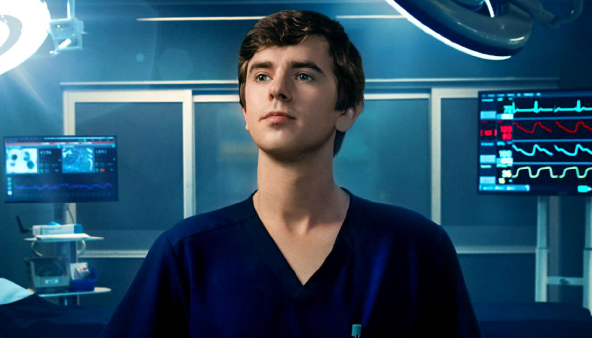Dr. Shaun Murphy (Freddie Highmore) posa para foto no cenário da série The Good Doctor | Imagem: Reprodução/Globoplay