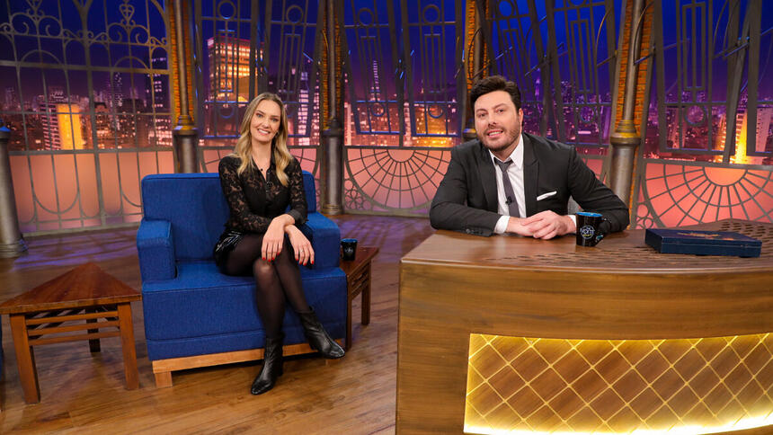Nadine Basttos e Danilo Gentili nos estúdios do The Noite no SBT
