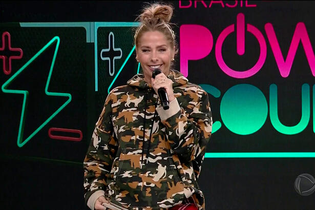 Adriane Galisteu apresentando o Power Couple Brasil desta segunda-feira (14)