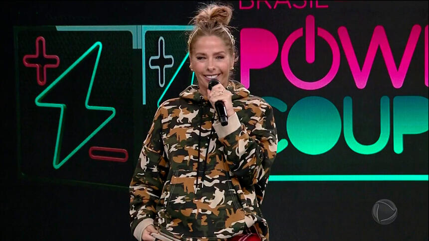 Adriane Galisteu apresentando o Power Couple Brasil desta segunda-feira (14)