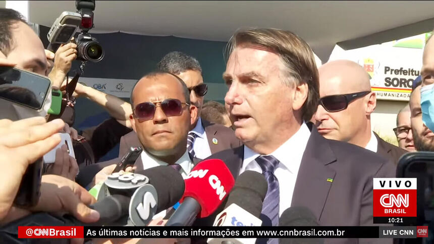 "Ridículo, nasça de novo": Bolsonaro volta a atacar jornalistas