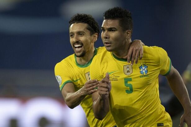 Jogadores Marquinhos e Casemiro comemorango gol com a camisa do Brasil contra a Colômbia pela Copa América