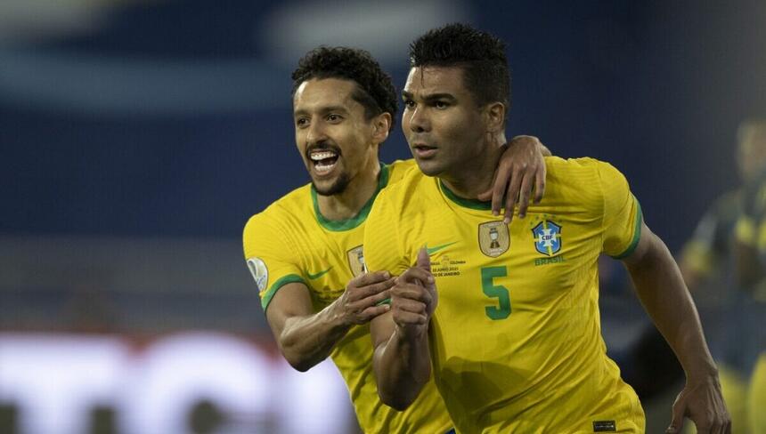 Jogadores Marquinhos e Casemiro comemorango gol com a camisa do Brasil contra a Colômbia pela Copa América