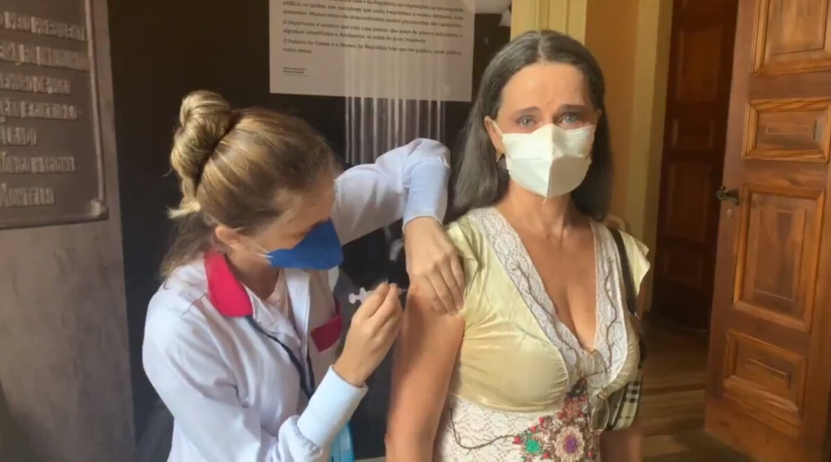 Carla Vilhena se emociona ao receber primeira dose da vacina contra a Covid-19