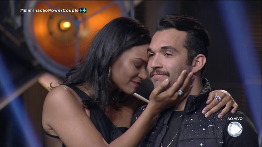 Carol consola Jonjon na noite de eliminação do Power Couple Brasil 5