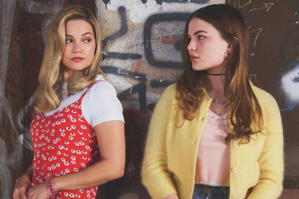 Kate Wallis (Olivia Holt) e Jeanette (Chiara Aurelia) em cena de 'Cruel Summer', série que estreia na Amazon Prime Vídeo em agosto | Imagem: Divulgação/ Amazon Prime Vídeo