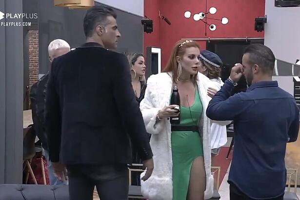 Deborah ficou bastante revoltada com Geórgia e Thiago após a formação da DR no Power Couple Brasil 5. A atriz não gostou do casal ter votado em Mari e Matheus, segundo a ex-Ronaldinha teriam que votar em Mirela e Yugnir para salvar Filipe e Nina. Outro fato que deixou a esposa de Bruno Salomão chateada, foi ouvir da jornalista que sua única prioridade no jogo é o seu amado.