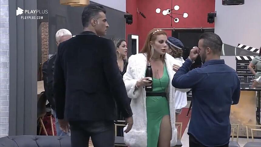 Deborah ficou bastante revoltada com Geórgia e Thiago após a formação da DR no Power Couple Brasil 5. A atriz não gostou do casal ter votado em Mari e Matheus, segundo a ex-Ronaldinha teriam que votar em Mirela e Yugnir para salvar Filipe e Nina. Outro fato que deixou a esposa de Bruno Salomão chateada, foi ouvir da jornalista que sua única prioridade no jogo é o seu amado.