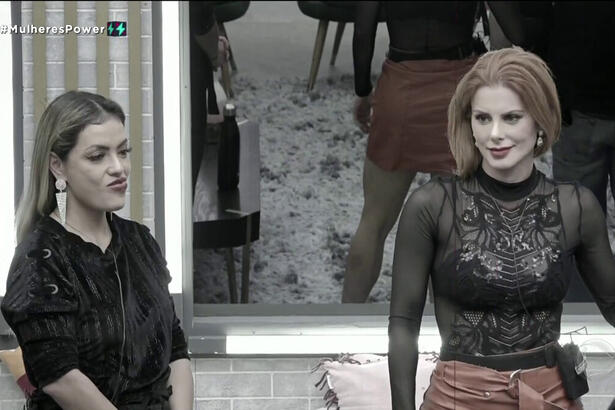 Deborah e Li martins conversando no flashback exibido pelo Power Couple