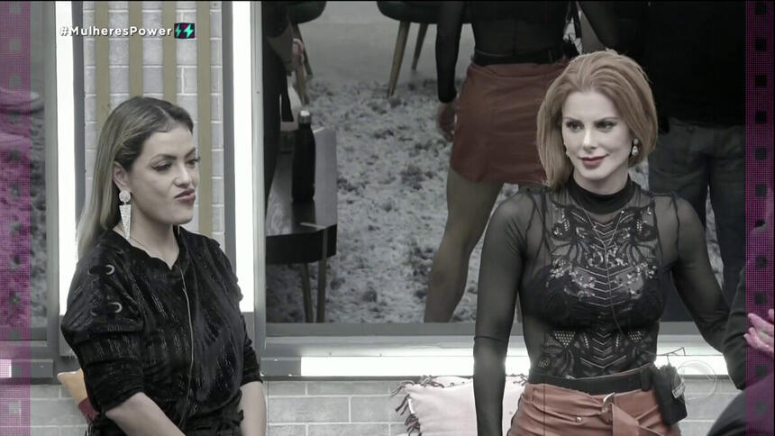 Deborah e Li martins conversando no flashback exibido pelo Power Couple