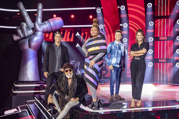 Márcio Garcia, Thalita Rebouças, Michel Teló, Carlinhos Brown e Gaby Amarantos nos estúdios do The Voice Kids