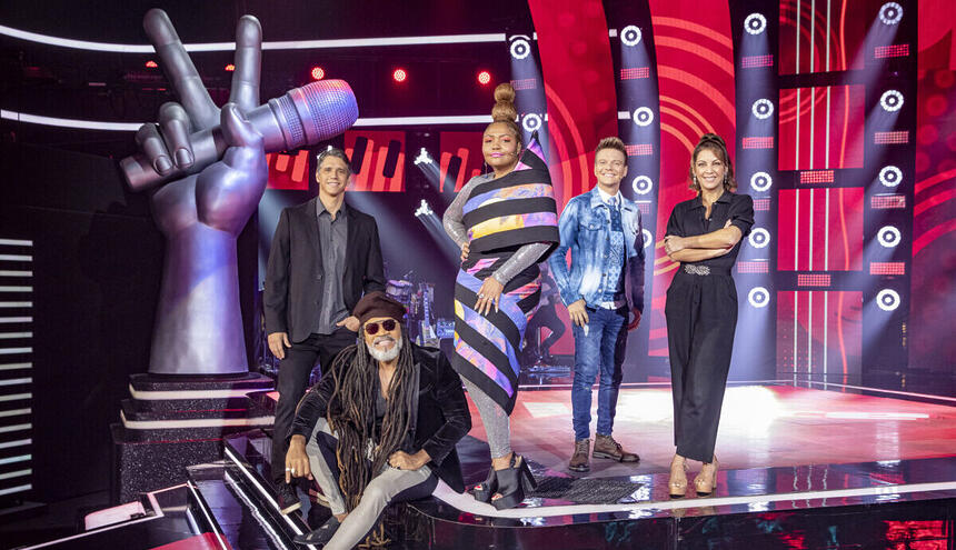 Márcio Garcia, Thalita Rebouças, Michel Teló, Carlinhos Brown e Gaby Amarantos nos estúdios do The Voice Kids