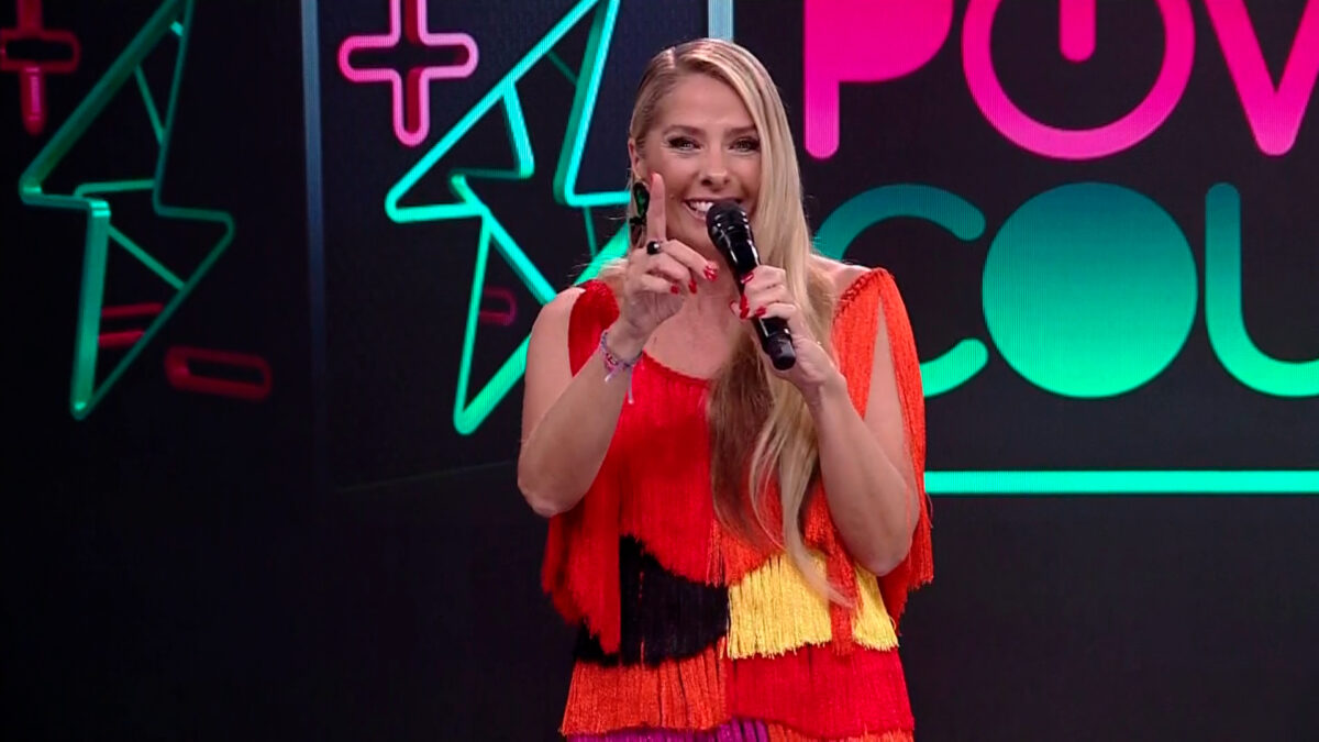 Adriane Galisteu comemorando a liderança do Power Couple