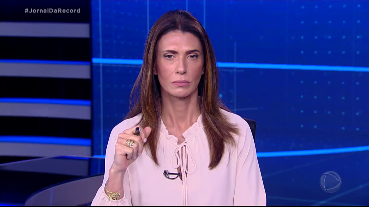 Janine Borba apresentando o Jornal da Record desta quinta-feira, 10 de junho.
