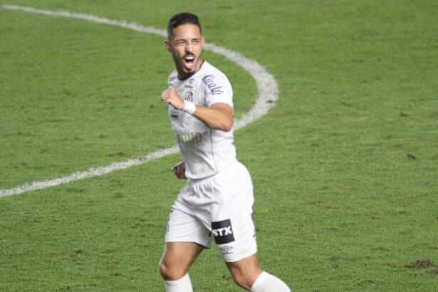 Jean Mota comemorando gol com a camisa do Santos contra o Atlético/MG