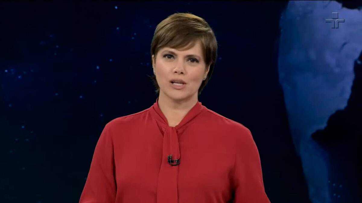 Ana Paula Couto apresentando o Jornal da Cultura
