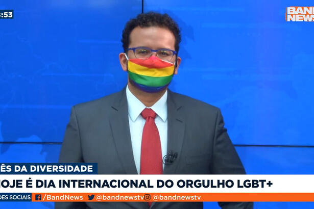 Juliano Dip faz ato simbólico na BandNews TV em homenagem ao Orgulho LGBTQIA+