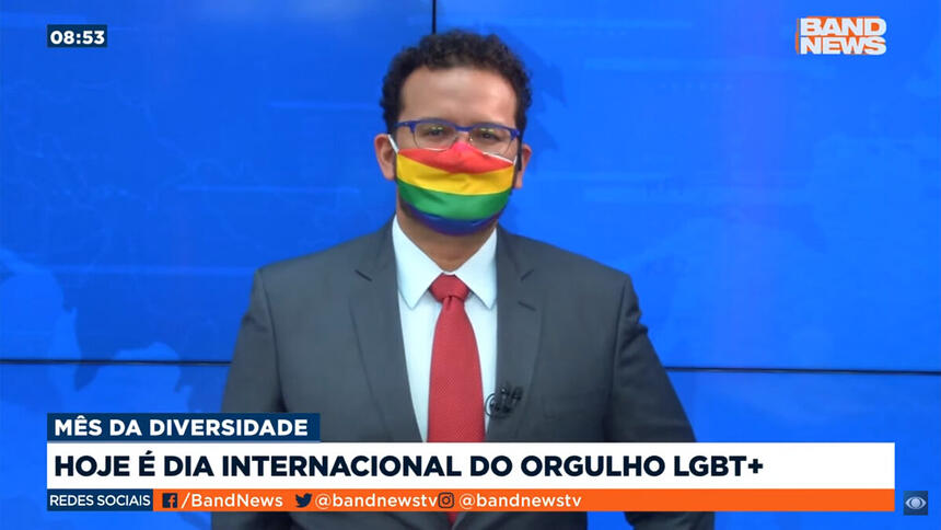 Juliano Dip faz ato simbólico na BandNews TV em homenagem ao Orgulho LGBTQIA+