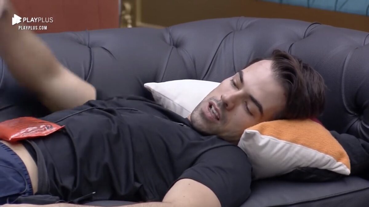 Leandro Gléria confessou para Matheus e Yugnir que ficou bastante irritado com Deborah quando ela e Bruno se livraram da DR e voltaram para mansão do Power Couple Brasil 5. O Marido de Renata contou que a ruiva soltou indiretas: "Falou merd*".