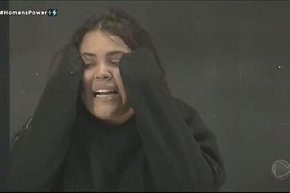 A Prova dos Homens no Power Couple Brasil 5 foi pura emoção em desespero. As mulheres tinham que ficar numa cabine com chuva de baratas enquanto os homens tinham que montar palavras cruzadas. Mari, enrou em desespero com tantas baratas em cima: "Me tira daqui, amor".