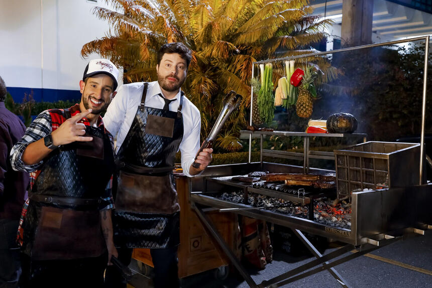 Danilo Gentili faz churrasco com Netão Bom Beef no The Noite