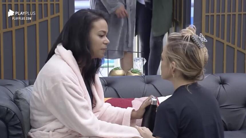 Nina e Carol, após alguns desentendimentos entre as duas no Power Couple Brasil 5 resolveram conversar neste sábado. Nina pediu para as duas tentar se reconciliar, porém, a esposa de Jonathan Costa disse que prefere ficar afastada.