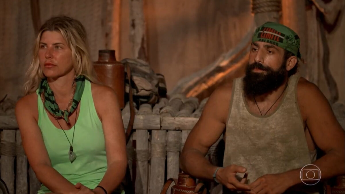 Íris e Kaysar durante votação no episódio de 23 de junho de No Limite