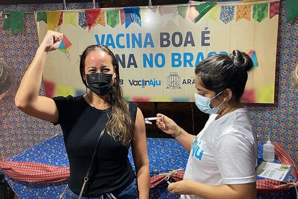 Renata Alves recebe a primeira dose da vacina contra covid-19