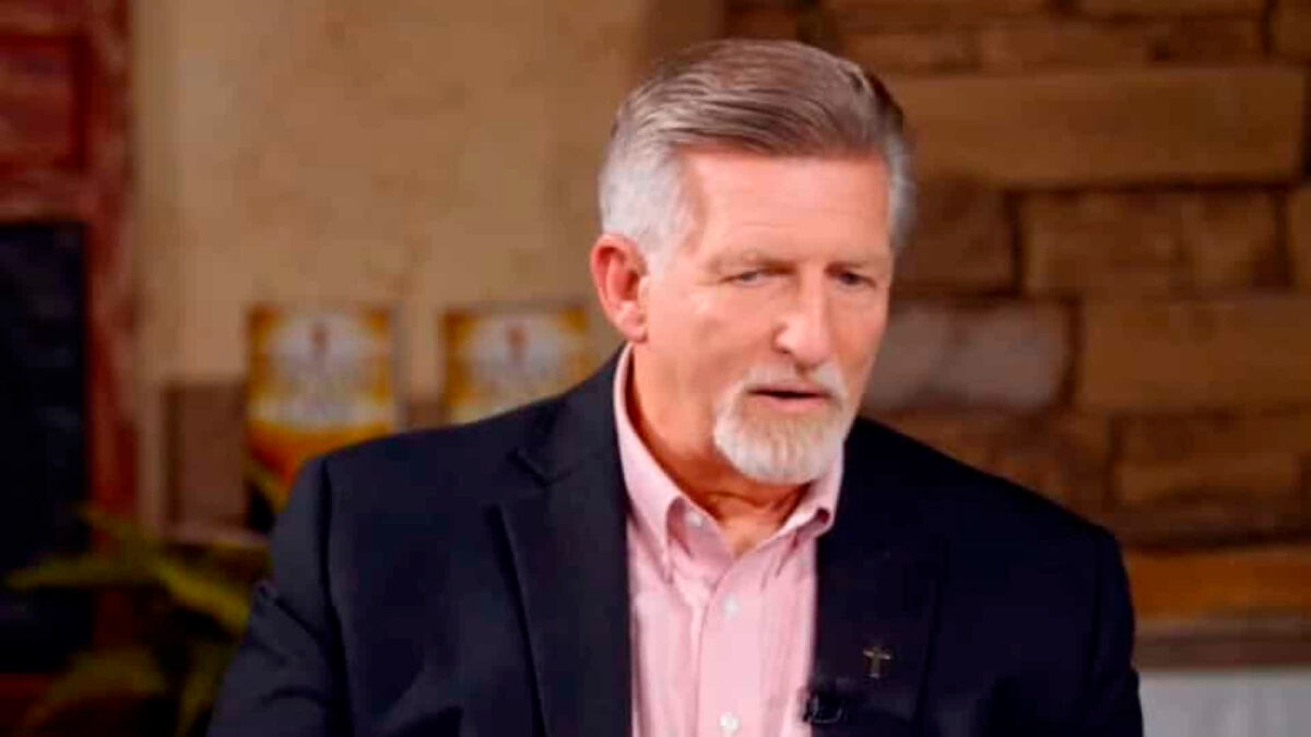 Apresentador Rick Wiles
