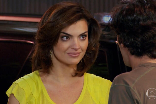 Desirée (Mayana Neiva) e Armandinho (Alexandre Slaviero) durante cena da novela Ti Ti Ti do dia 11 de março de 2021