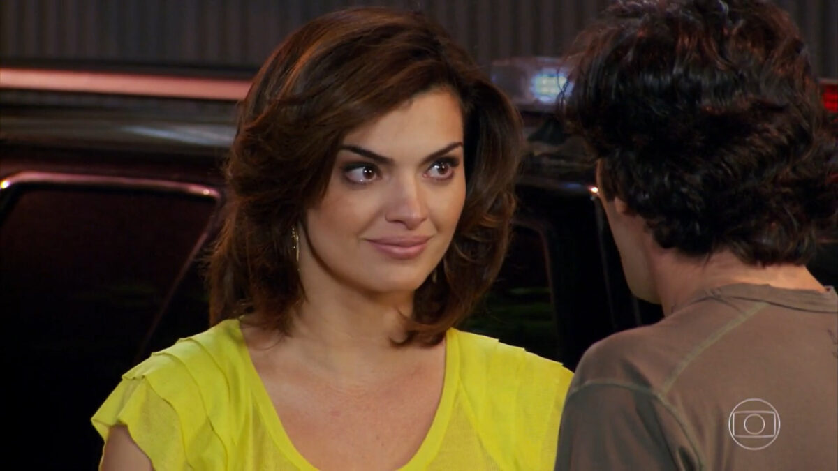 Desirée (Mayana Neiva) e Armandinho (Alexandre Slaviero) durante cena da novela Ti Ti Ti do dia 11 de março de 2021