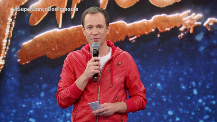 Tiago Leifert nos estúdios da Super Dança dos Famosos da TV Globo no domingo, 13 de junho de 2021