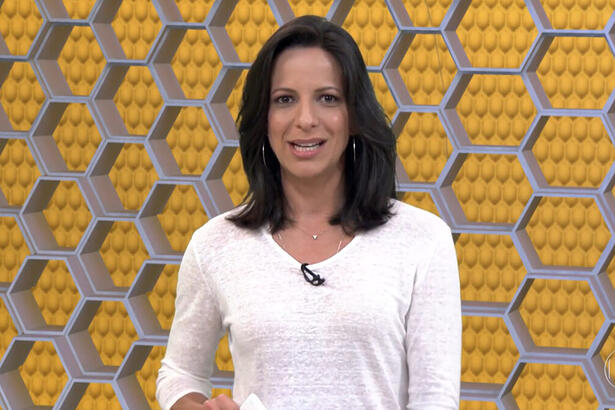 Jornalista Viviane Costa apresentando o Globo Esporte DF