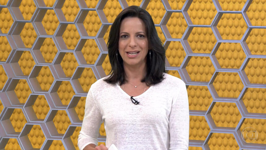 Jornalista Viviane Costa apresentando o Globo Esporte DF