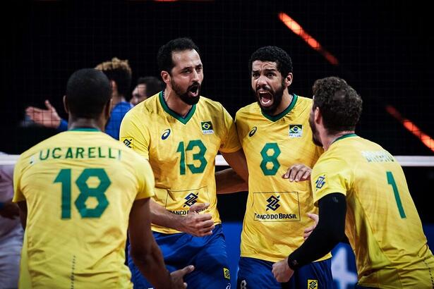 Jogadores do Brasil comemorando a vitória contra a Seleção da França