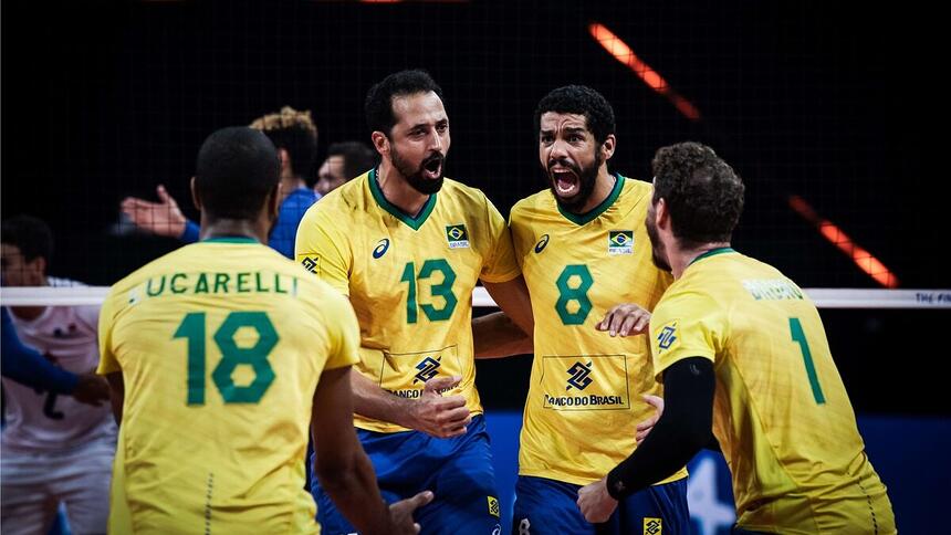 Jogadores do Brasil comemorando a vitória contra a Seleção da França