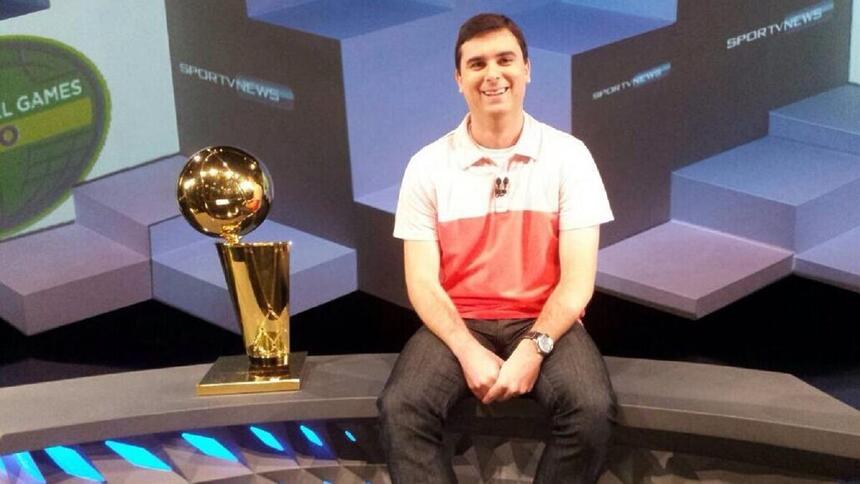 Narrador Bruno Souza no estúdio do SporTV