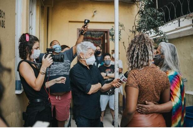 "A sensação é maravilhosa", diz Caco Barcellos ao retornar às reportagens de rua na TV Globo