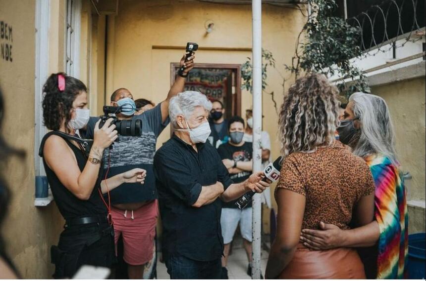 "A sensação é maravilhosa", diz Caco Barcellos ao retornar às reportagens de rua na TV Globo