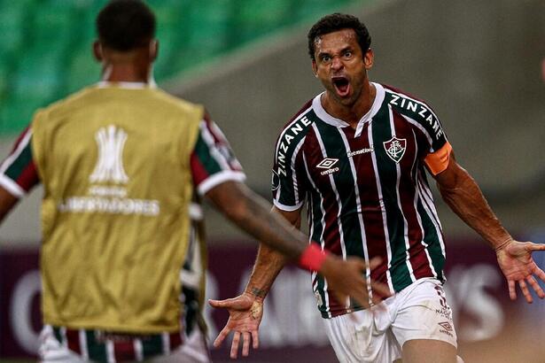 Fred comemorando gol com a camisa do Fluminense pela Libertadores