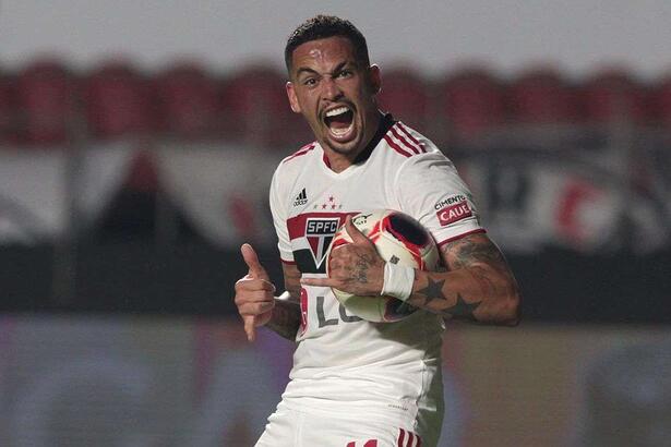 Jogador Luciano comemorando gol com a camisa do São Paulo na final do Campeonato Paulista de 2022