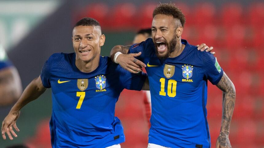 Richarlison e Neymar comemorando gol pelo Brasil contra o Paraguai pelas Eliminatórias da Copa do Mundo